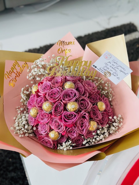 Bouquet topper happy birthday pink roses chocolate