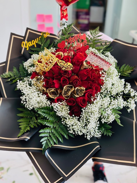 Bouquet topper happy valantines with golden white red roses crown