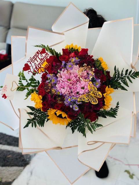 Bouquet topper happy valantines with sunflowers and red flowers